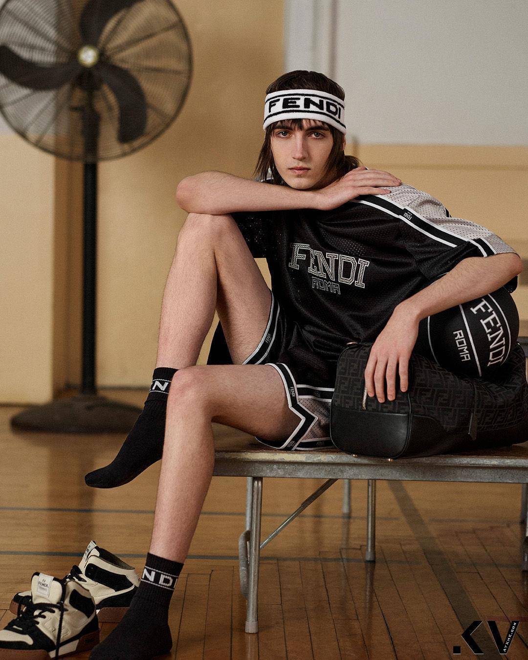 根本男友愿望清单！FENDI“运动限定”水晶球鞋、极简黑Logo篮球登场 时尚穿搭 图1张